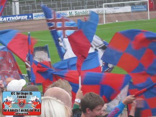 KFC-Fans vor dem Spiel im Gästeblock des Stadions Uhlenkrug