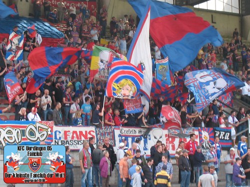 KFC-Fans im Franz-Raschid-Block vor dem Spiel