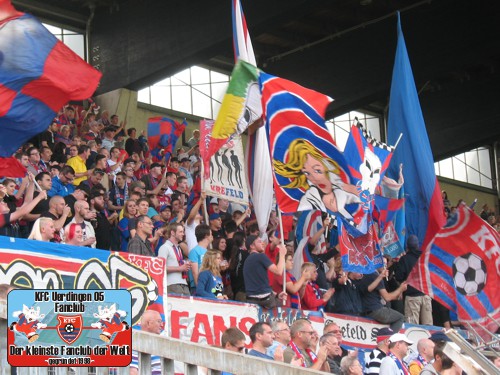 KFC-Fans im Franz-Raschid-Block vor dem Spiel