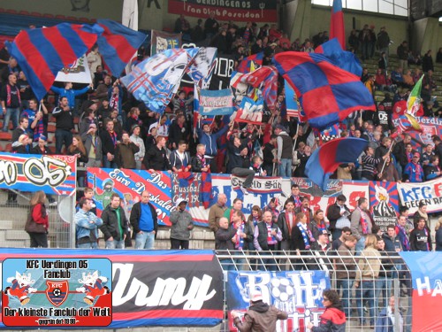 KFC Fans im Franz-Raschid-Block vor dem Spiel