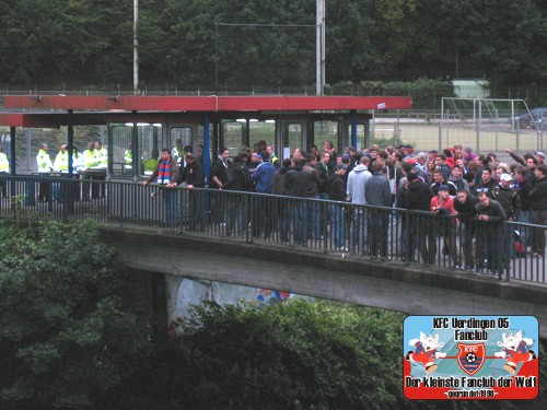 KFC-Fans vor dem Gästeeingang