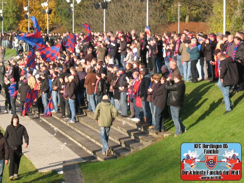 KFC-Fans im Gästeblock des Mülheimer Ruhrstadions