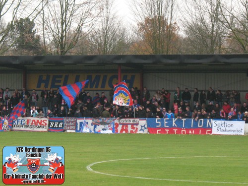 Uerdinger Fans auf der Tribüne in Hamborn