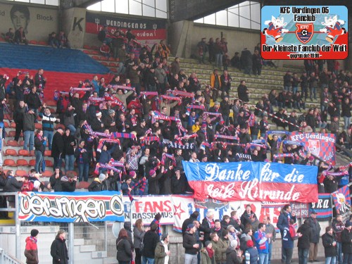 KFC-Fans im Franz-Raschid-Block vor dem Spiel