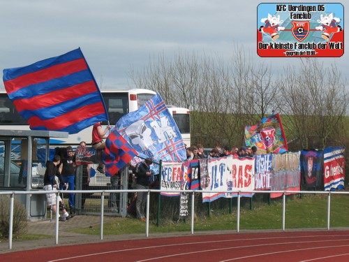 KFC-Fans in Wülfrath außerhalb des Stadions