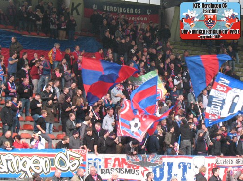 KFC-Fans im Franz-Raschid-Block vor dem Spiel