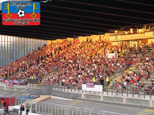 Blick auf die sehr gut gefüllte Südtribüne