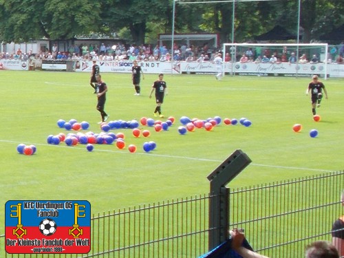 Blau-rote Luftballons auf dem Spielfeld