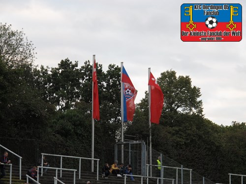 Die neue KFC-Hissfahne über der Westkurve in der Grotenburg