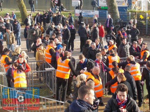 Einlasskontrolle vor dem Gästeeingang des Stadions Niederrhein