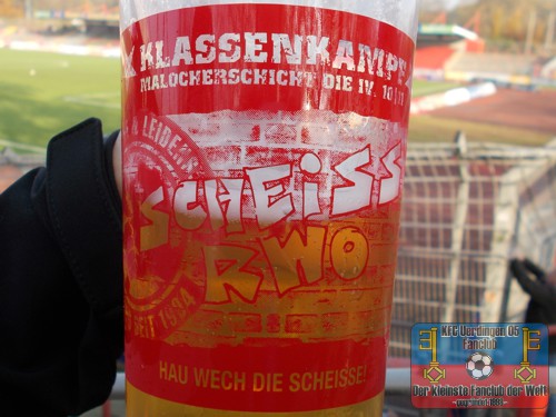 Trinkbecher im Gästeblock des Stadions Niederrhein