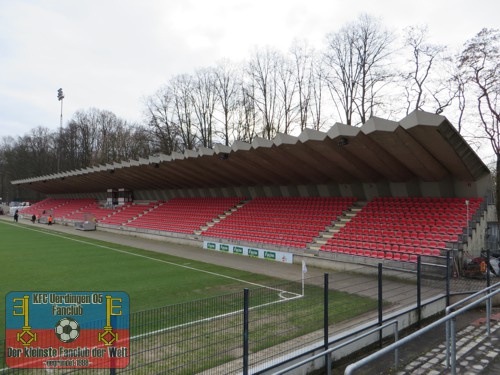 Die Haupttribüne im Franz-Kremer-Stadion Köln