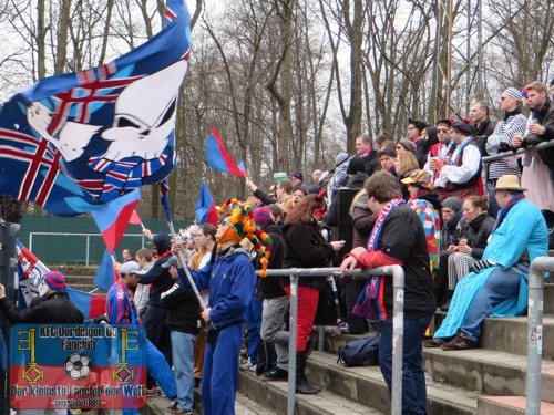 KFC-Fans im Franz-Kremer-Stadion 