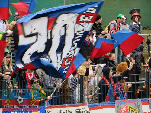 KFC-Fans im Franz-Kremer-Stadion 