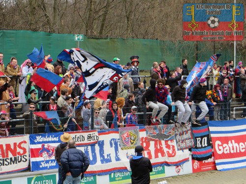 KFC-Fans im Franz-Kremer-Stadion 