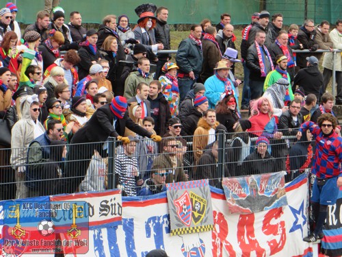 KFC-Fans im Franz-Kremer-Stadion 