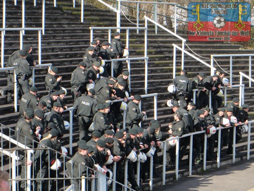 Polizei in Wartestellung auf der Westkurve