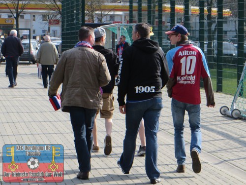 Zuschauer verlassen das Stadion