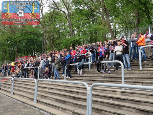 KFC-Fans im Sportpark Höhenberg