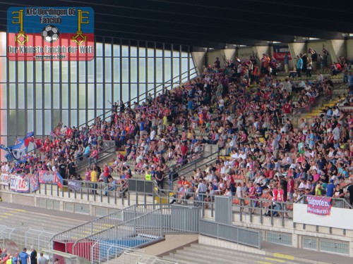 KFC-Fans vor dem Spiel auf der Haupttribüne