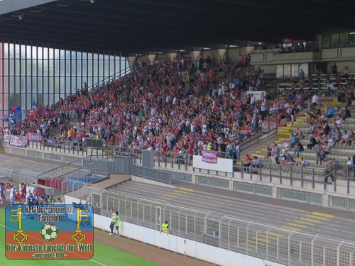 Blick auf die gut besetzte Haupttribüne 