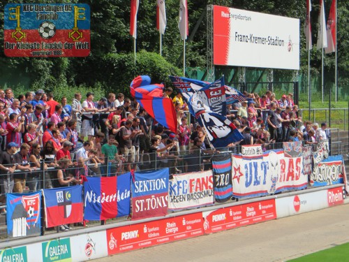 KFC-Fans im Franz-Kremer-Stadion Köln