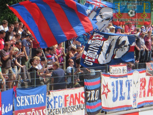 KFC-Fans im Franz-Kremer-Stadion Köln