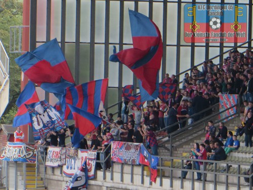 KFC-Fans im Franz-Raschid-Block zu Spielbeginn