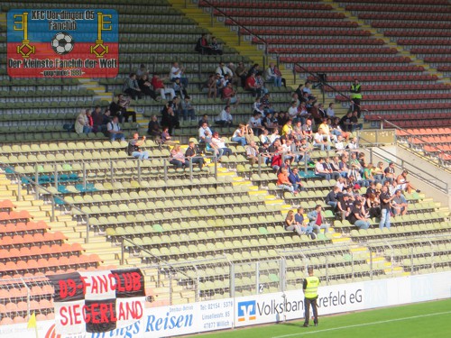 Fans der SG Wattenscheid 09 in der Krefelder Grotenburg