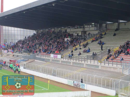 Blick auf die Haupttribüne