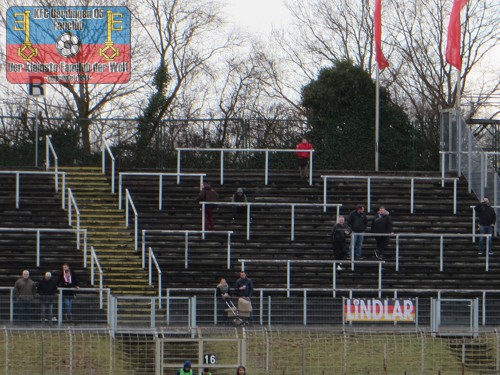 Die sehr überschaubare Anzahl Kölner Gästeanhänger in der Westkurve