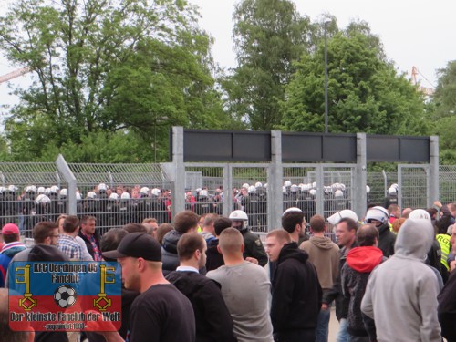 Polizeikessel vor dem Stadion