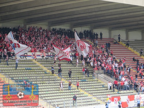 Fortuna-Düsseldorf-Fans vor dem Spiel in der Grotenurg