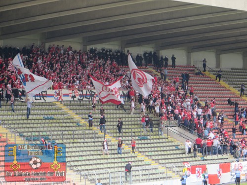 Fortuna-Düsseldorf-Fans vor dem Spiel in der Grotenurg