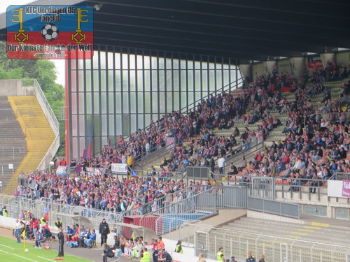 Blick auf die Haupttribüne