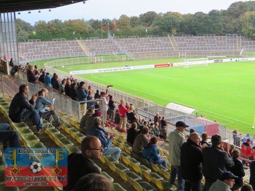 Blick auf die dünn besetzte Haupttribüne