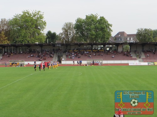 Blick auf die dünn besetzte Ratinger Haupttribüne