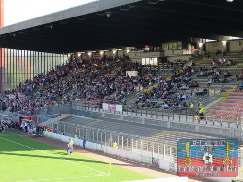 Blick auf die Haupttribüne