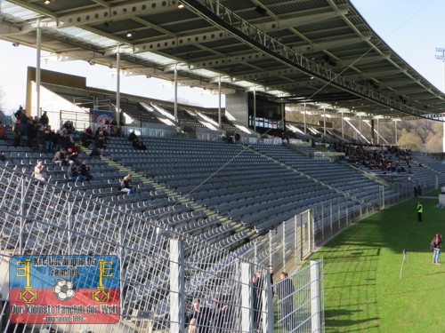 Blick auf die Haupttribüne