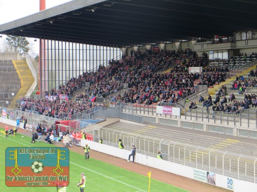 Blick auf die Haupttribüne