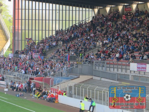 Blick auf die gut besetzte Haupttribüne