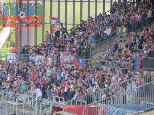 KFC-Fans auf der Haupttribüne