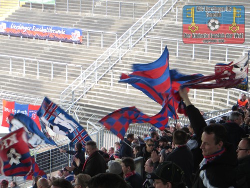 Uerdinger Fans im Franz-Raschid-Block vor dem Spiel