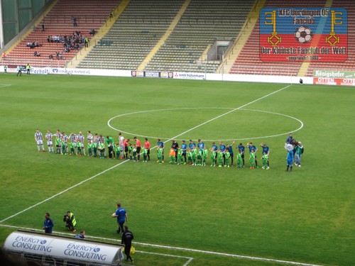 Die Mannschaften des 1. FC Bocholt und des KFC Uerdingen 05 vor dem Spiel