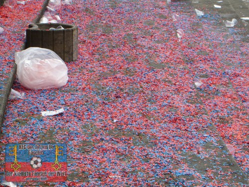 Blau-Rote Spuren nach dem Spiel im Gästeblock