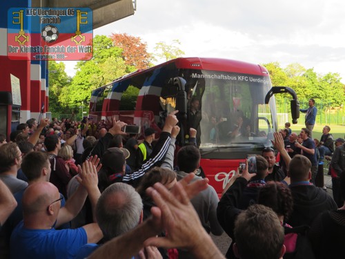 Der Uerdinger Mannschaftsbus erreicht die Grotenburg