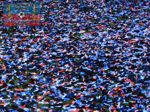 Blau-rotes Konfetti auf dem Grotenburg-Rasen