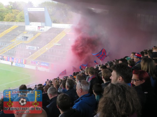 Roter Rauch im Franz-Raschid-Fanblock