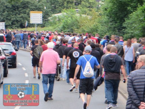 KFC-Fans auf dem Weg zur MSV-Arena Duisburg