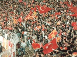 Galasataray-Fans in der Westkurve der Grotenburg Krefeld (Quelle: FC Bayer 05 Uerdingen 1985)